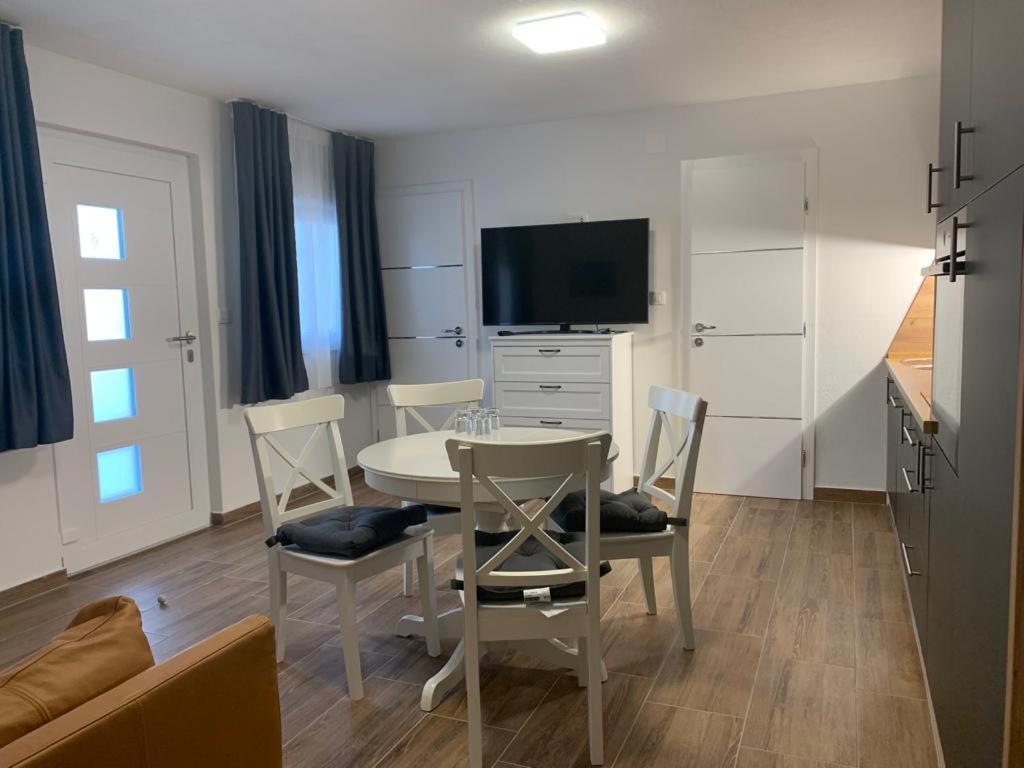 Apartmani Albatros Perusic Extérieur photo